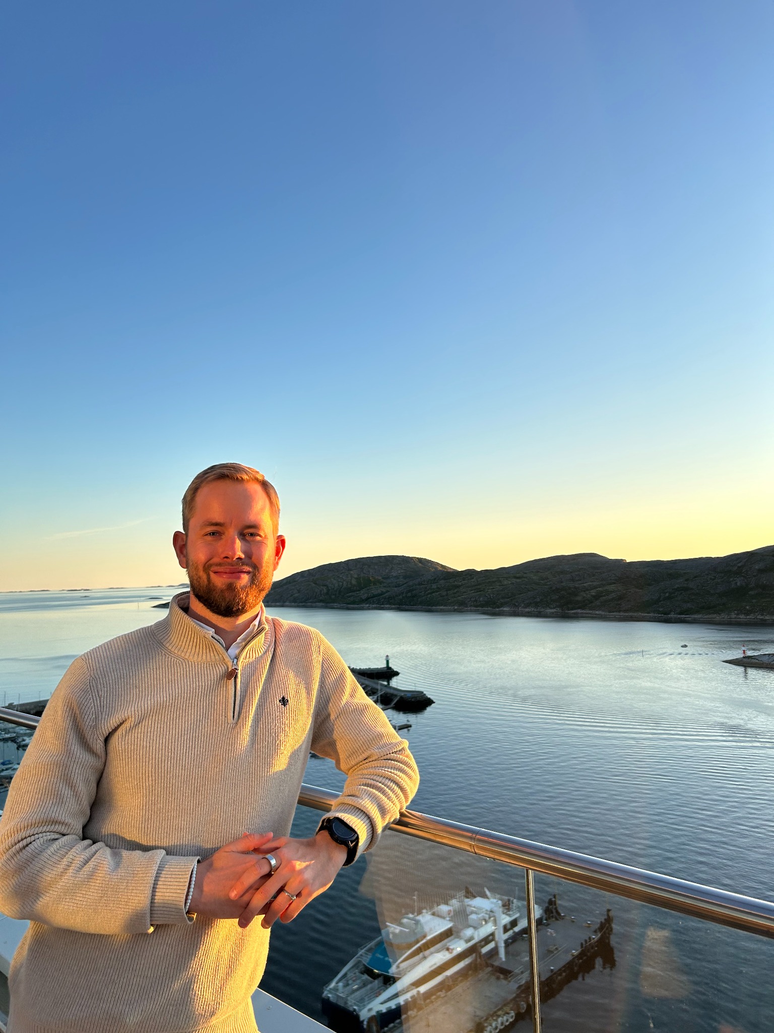 Peter Gørbitz ved sjøen i kveldssol
